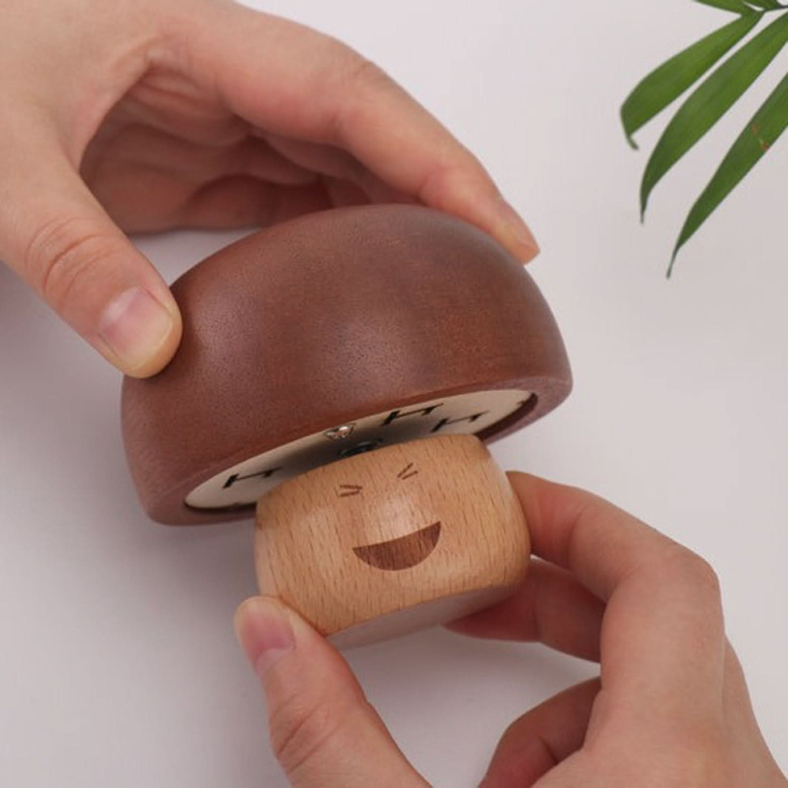 Wind-up Mushroom Music Box You Are My Sunshine Melody Mini Mechanical Wooden Musical Box Desktop Decoration Christmas Birthday Gift.