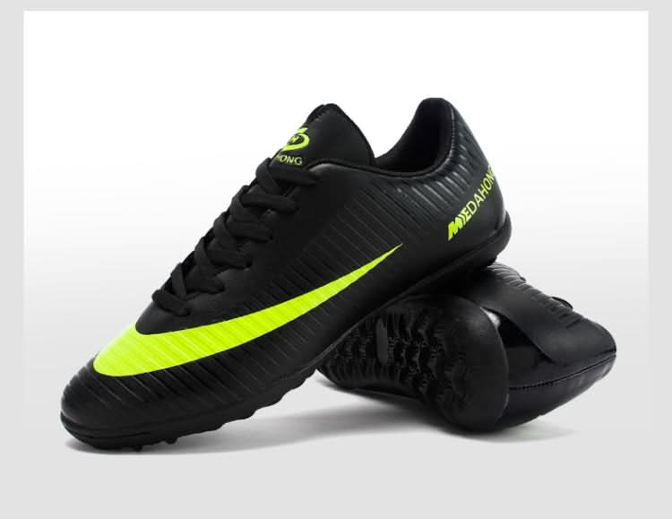 Breathable Non-slip Soccer Shoes Indoor and Outdoor Training Football Shoes for Children & Adult Reluova